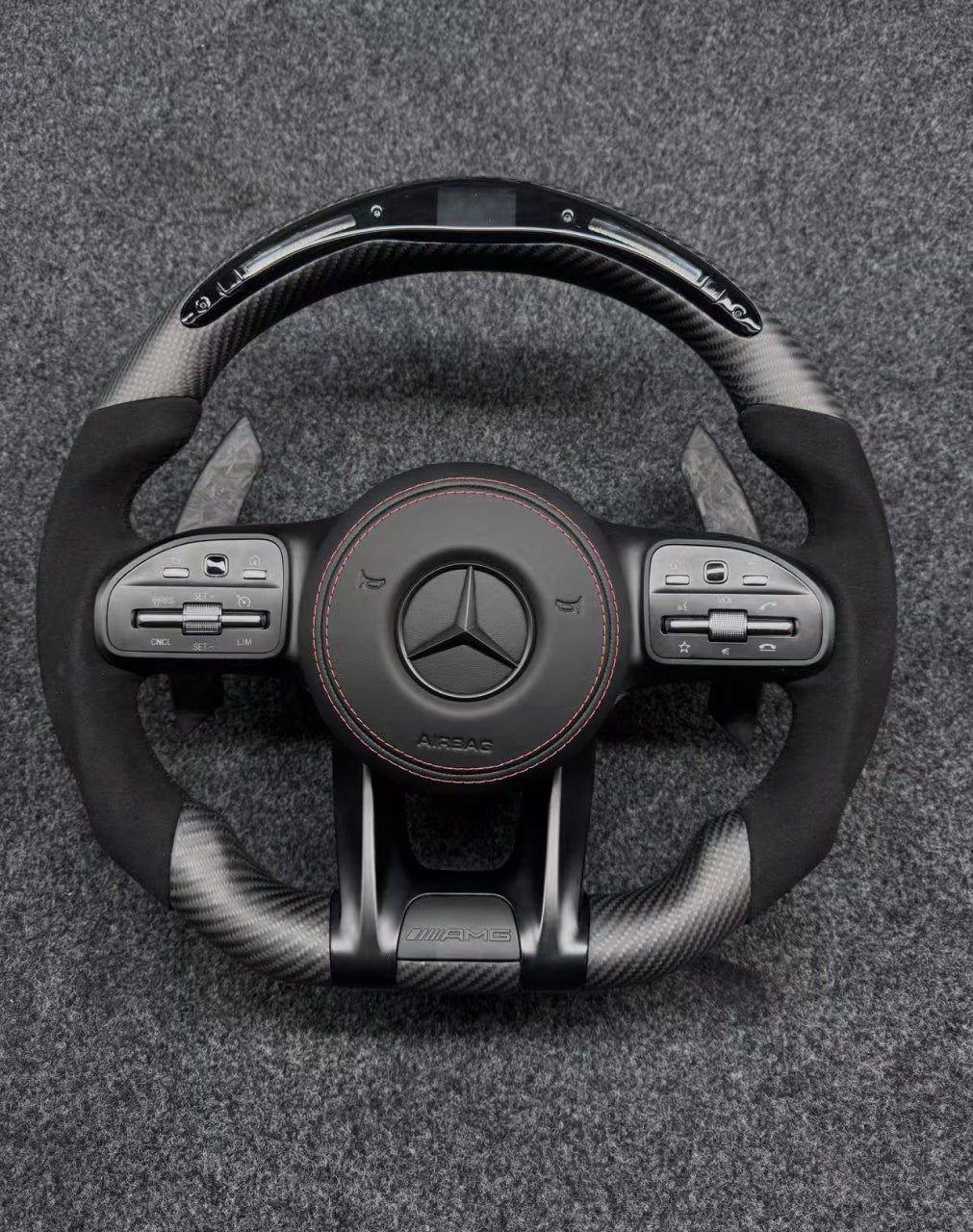 Volante Mercedes-AMG em Fibra de Carbono e LED RPM